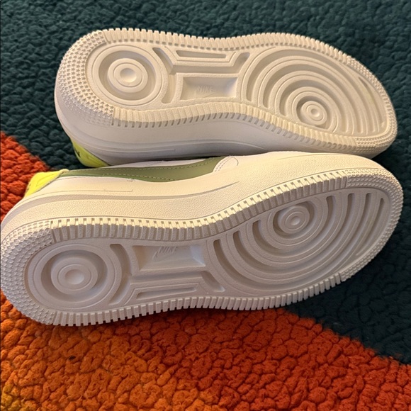 Nike Women's Air Force 1 White and Green Sneakers - Picture 11 of 11